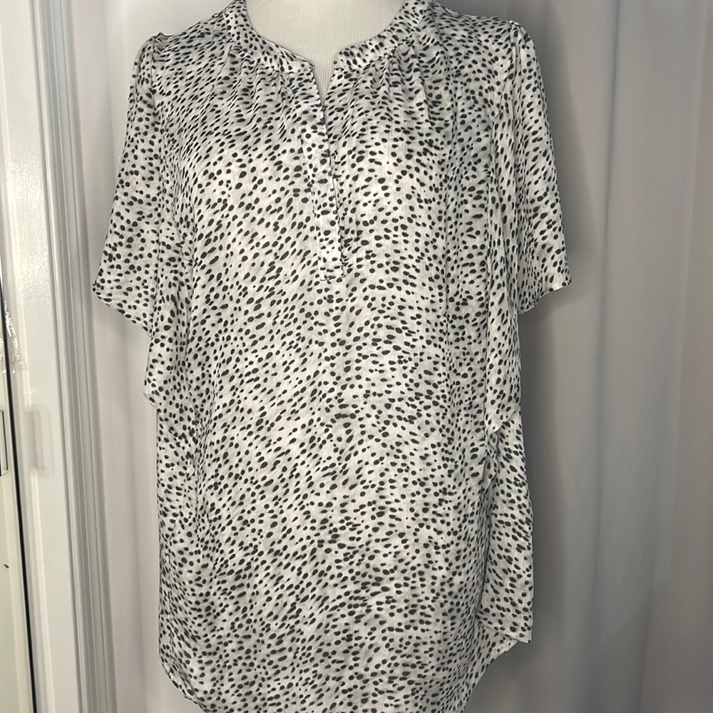 Chaps white woman’s bat wing sleeve blouse w/ hunter green animal print size 1X